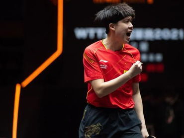 王楚钦孙颖莎混双亚军颁奖现场：不熟悉流程引发热议