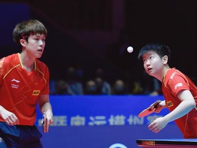 孙颖莎王楚钦赛后欢愉退场，展现体育精神与友谊佳话