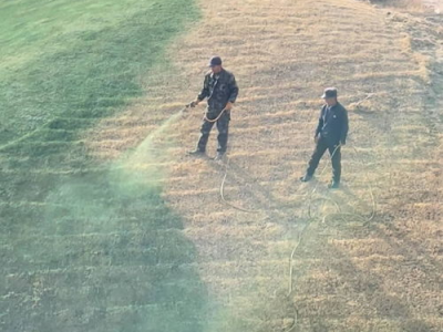 九寨沟游客怒怼男子扔玉米：尊重自然，守护美景