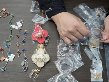 上海警方查获大量假冒“梵克雅宝”