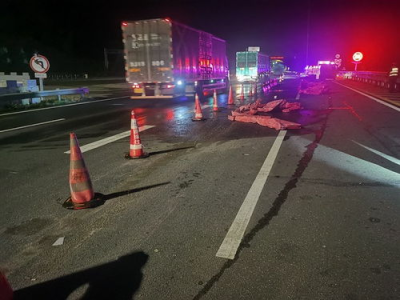 辅助驾驶失灵，司机打盹连撞30米水马惊魂一幕