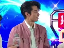 王鹤棣沈月跨年舞台，甜蜜互动引粉丝尖叫