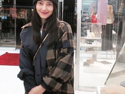 韩国街头邂逅高圆圆：美丽瞬间定格异国风情